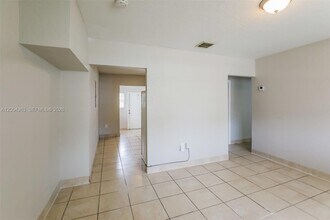 1481 NW 44th St in Miami, FL - Foto de edificio - Building Photo