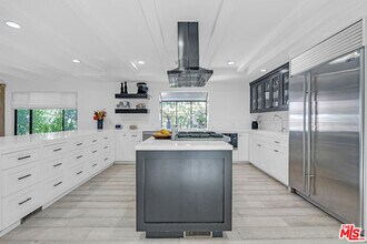 2121 El Roble Ln in Beverly Hills, CA - Building Photo - Building Photo