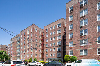 6350 Saunders St in Rego Park, NY - Building Photo - Building Photo