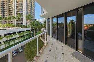 3610 Yacht Club Dr in Aventura, FL - Building Photo - Building Photo