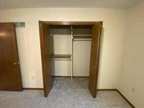 733 SE Claremont St in Lee's Summit, MO - Foto de edificio - Building Photo