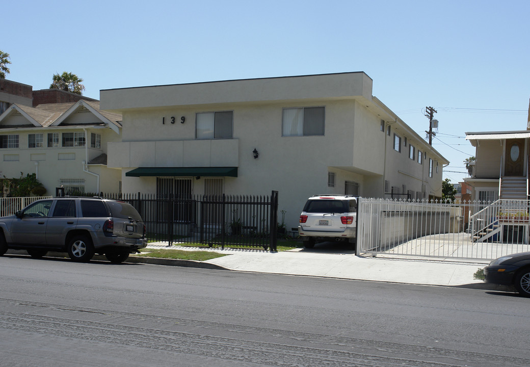 139 N Oxford Ave in Los Angeles, CA - Foto de edificio