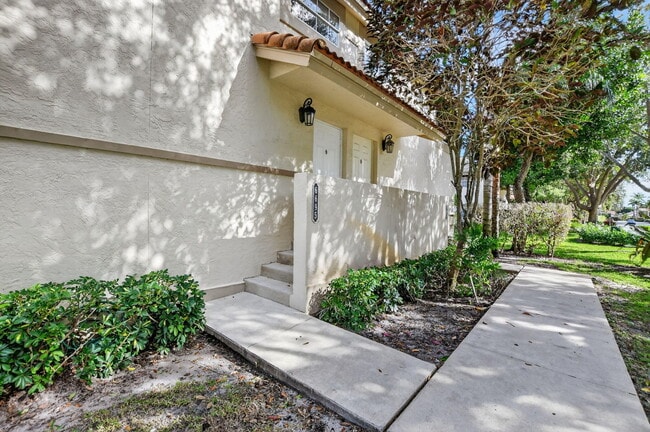 6695 Via Regina in Boca Raton, FL - Building Photo - Building Photo