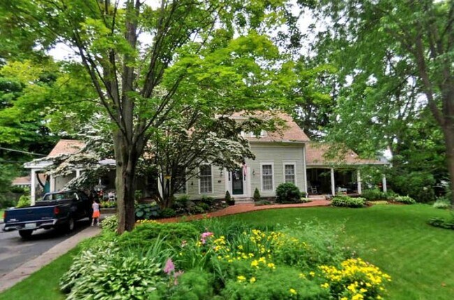 338 Newport Ave, Unit 2 in Attleboro, MA - Building Photo - Building Photo