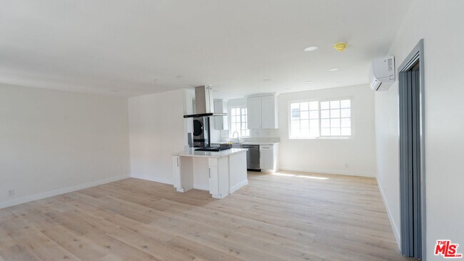 835 S Sherbourne Dr in Los Angeles, CA - Building Photo - Building Photo