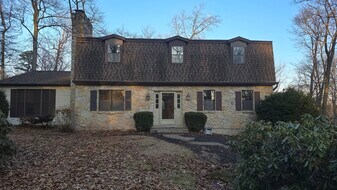 176 Primrose Dr in Hershey, PA - Building Photo