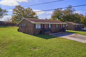 Triangle Court in Honea Path, SC - Foto de edificio - Building Photo