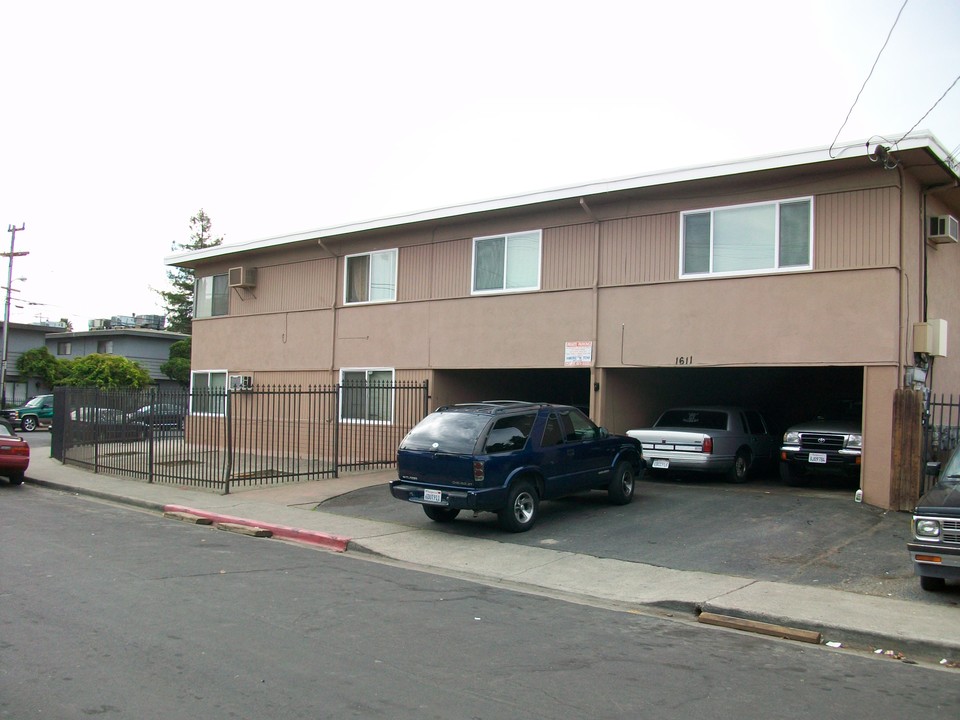 1611 Frisbie Ct in Concord, CA - Building Photo