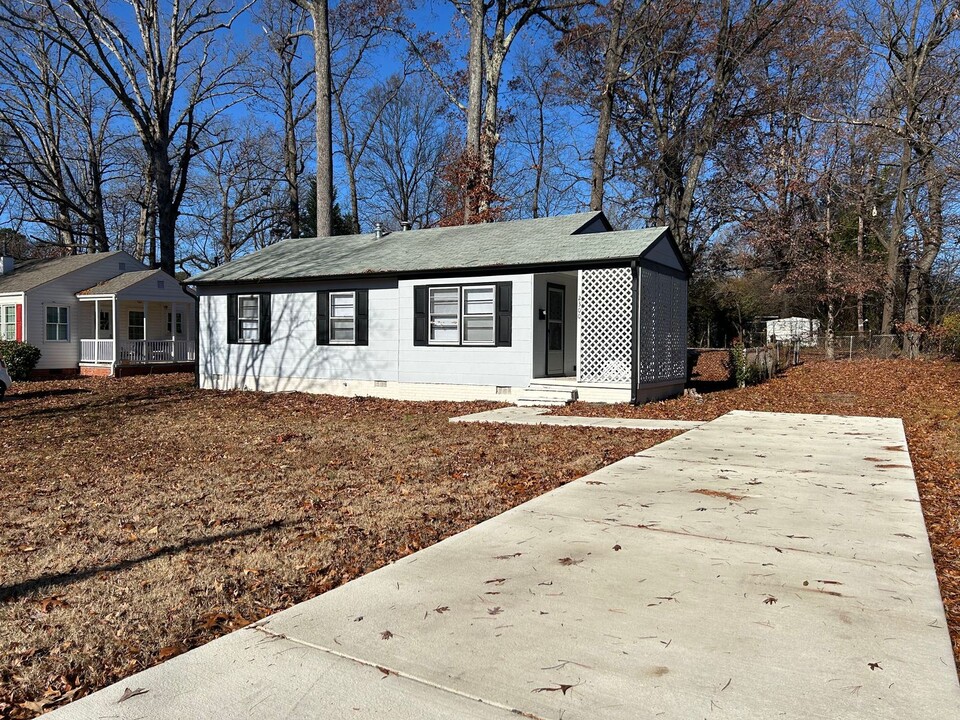 2300 Albright Dr in Greensboro, NC - Building Photo