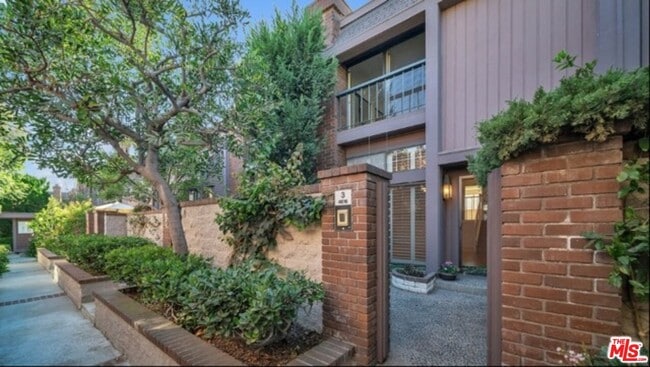 property at 4616 Glencoe Ave