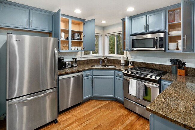 1215 Dexter Ave N in Seattle, WA - Building Photo - Building Photo