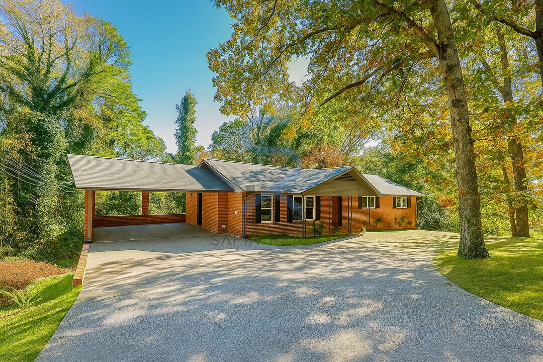 5425 Skyview Dr SW in Atlanta, GA - Building Photo