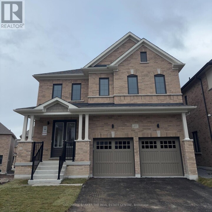 12 Stennett Dr in Georgina, ON - Building Photo