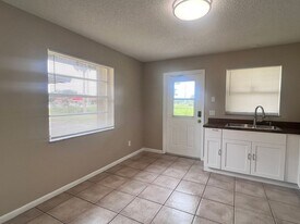 2207 S 34th St in Fort Pierce, FL - Building Photo