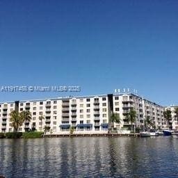 1740 NW N River Dr, Unit 324 in Miami, FL - Foto de edificio - Building Photo
