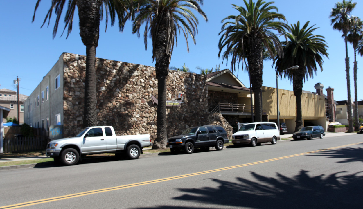 Royal Hawaiian Apartments in Huntington Beach, CA - Foto de edificio