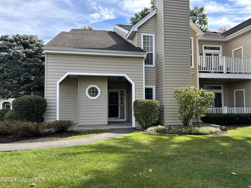 1911 Hampton Pl Blvd in Troy, NY - Building Photo