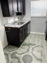 270 NE 142nd St in Miami, FL - Building Photo