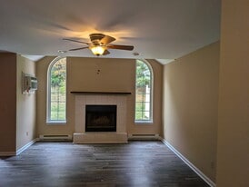 605 Country Acres Ct in Effort, PA - Building Photo