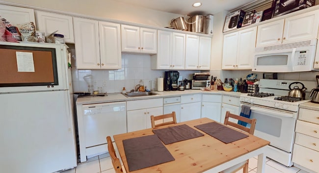 24 Dean Rd, Unit 12-3A in Brookline, MA - Building Photo - Building Photo