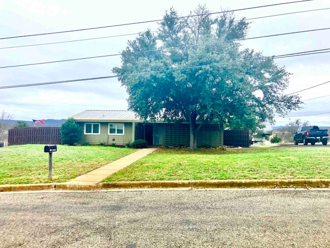 302 E Granite St in Llano, TX - Building Photo - Building Photo