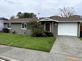 2184 Wisteria Way in Arcata, CA - Building Photo