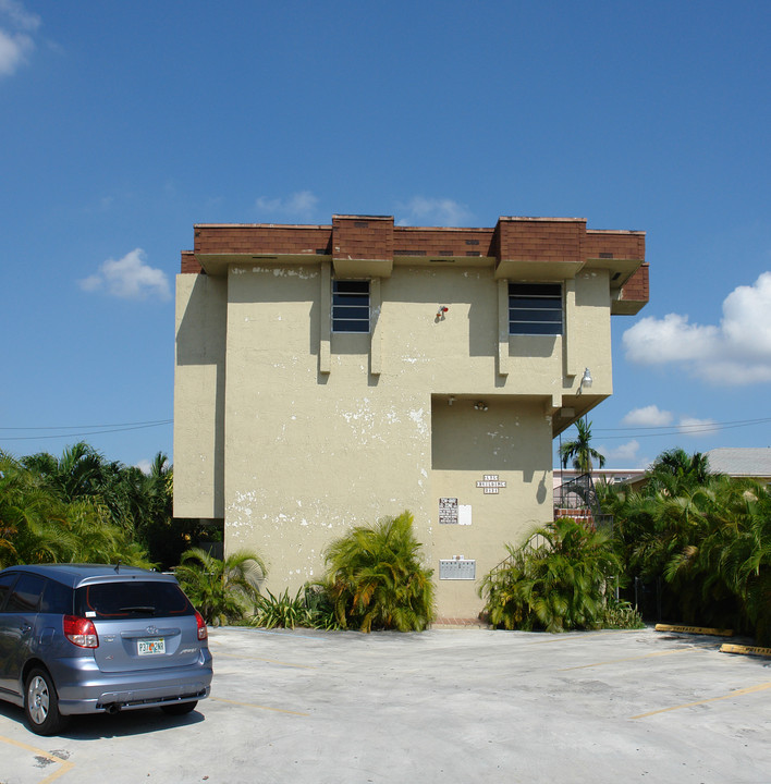 2121 SW 2nd St in Miami, FL - Building Photo