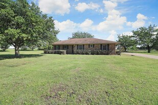 1454 W Wintergreen Rd in Lancaster, TX - Building Photo