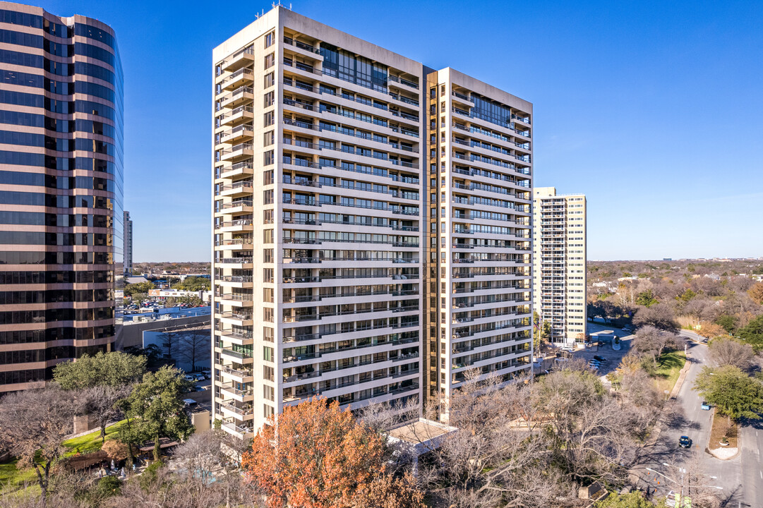 The Warrington in Dallas, TX - Building Photo