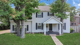 901 N Jones St in Baytown, TX - Building Photo