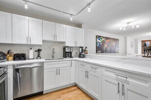 600 Parkview Dr in Hallandale Beach, FL - Building Photo