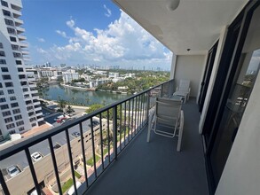 2625 Collins Ave in Miami, FL - Building Photo - Building Photo