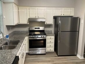 2413 Leslie Brook Dr in Decatur, GA - Foto de edificio - Building Photo