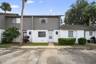 168 W Sandalwood Ct in Daytona Beach, FL - Building Photo