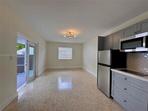 7135 SW 22nd St in Miami, FL - Building Photo - Building Photo
