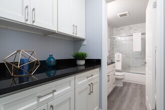 3877 Howe St, Unit 208 in Oakland, CA - Building Photo - Building Photo