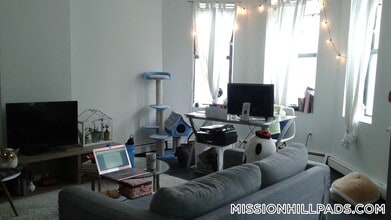 63 S Huntington Ave in Boston, MA - Building Photo - Building Photo