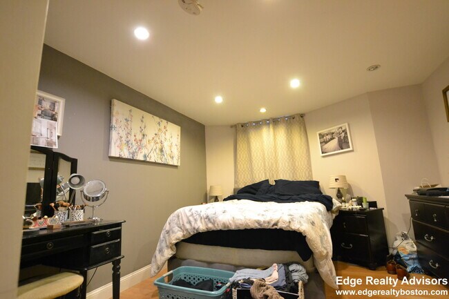 43 Nottinghill Rd, Unit 1 in Boston, MA - Building Photo - Building Photo