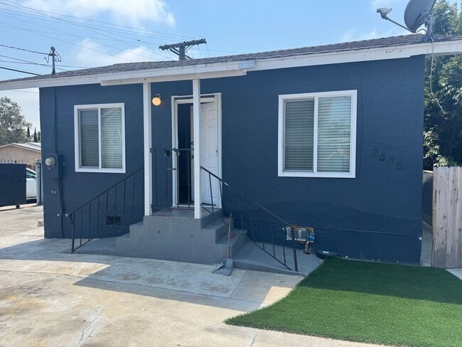 2544 Violet St in San Diego, CA - Building Photo - Building Photo