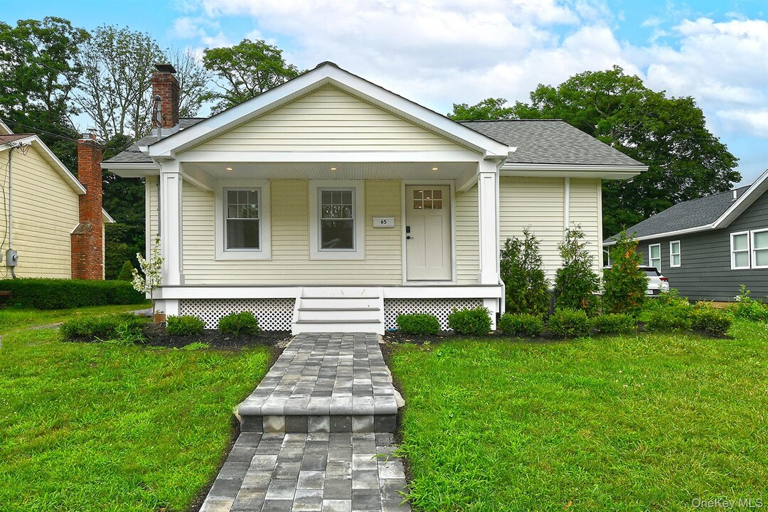 65 Willow Ave in Huntington, NY - Building Photo