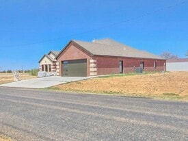 406 Bulldog Dr in Amherst, TX - Building Photo