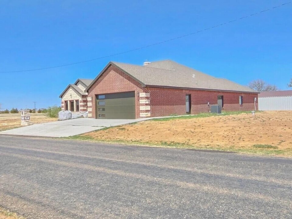 406 Bulldog Dr in Amherst, TX - Building Photo