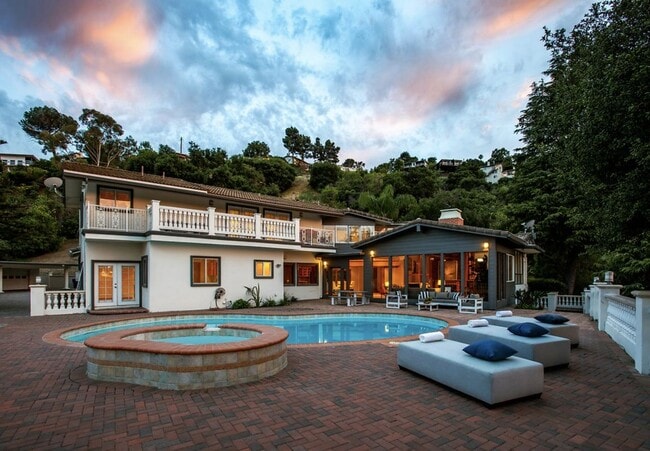 property at 3200 Oakley Dr