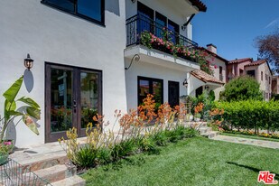 831 S Curson Ave in Los Angeles, CA - Building Photo