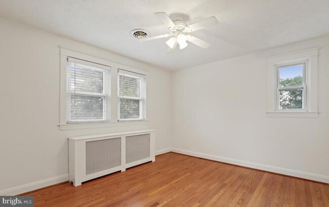 7844 St Thomas Dr in Overlea, MD - Foto de edificio - Building Photo