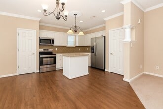 405 Mc Kinney Ln in Crosby, TX - Foto de edificio - Building Photo