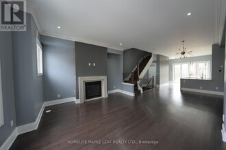 2094 Queensborough Gate in Mississauga, ON - Building Photo - Building Photo