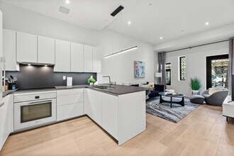 324 W 108th St in New York, NY - Building Photo - Building Photo