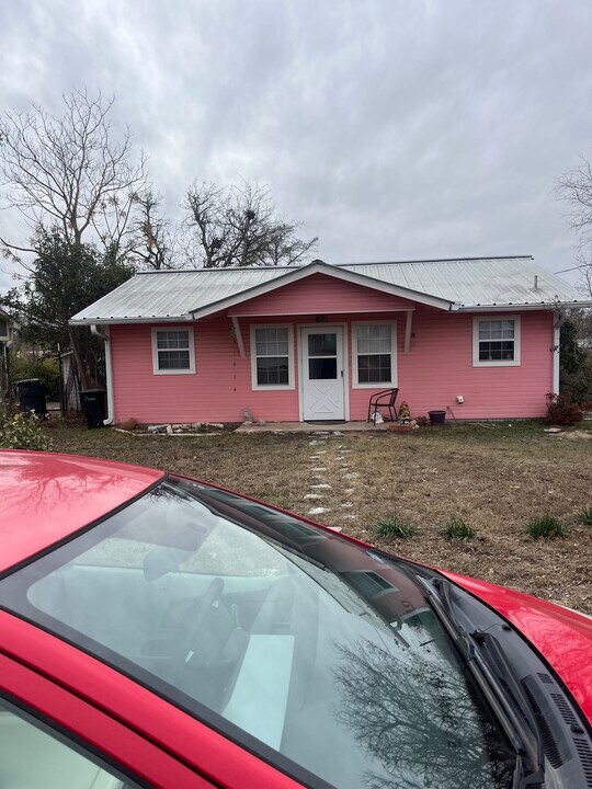 401 E Schubert St in Fredericksburg, TX - Building Photo