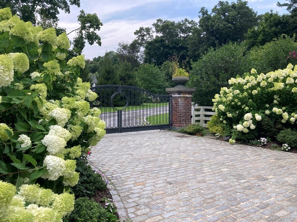 2 Red Ground Rd in Old Westbury, NY - Building Photo